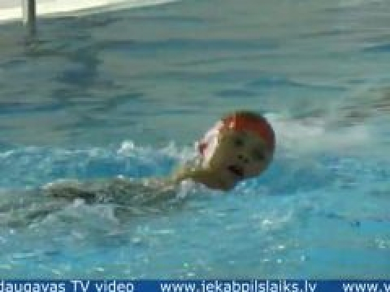 Vidusdaugavas TV: Jēkabpils sporta centrs peldēšanas apmācības bērniem turpmāk organizēs jaunajā peldbaseinā