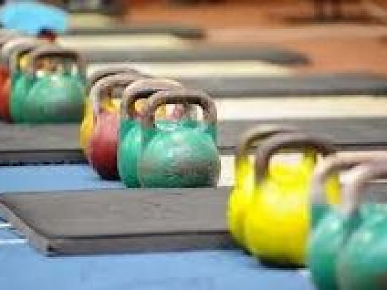 Latvijas kauss un Vecumnieku novada atklātais čempionāts svarbumbu celšanā ar uzvaru junioru grupā