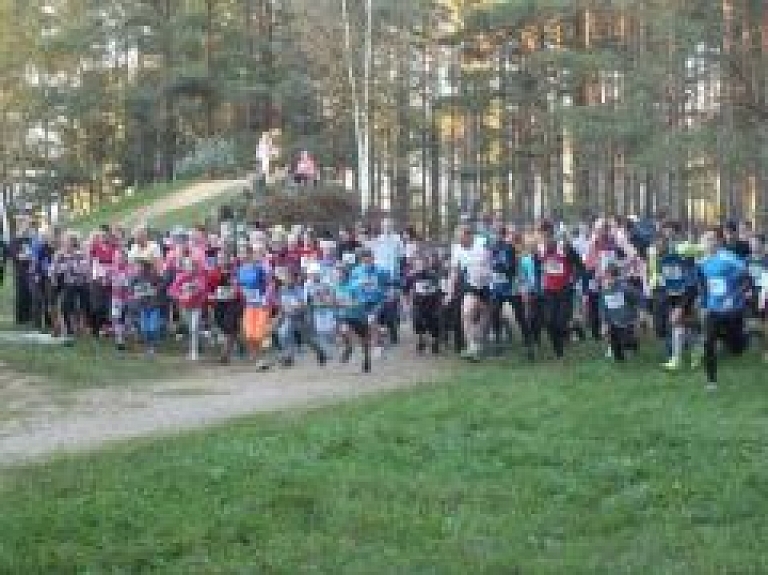 "Pusstundas skrējiens 2014" un "Pusstundas velobraukšana" pulcē vairāk nekā 200 dalībnieku