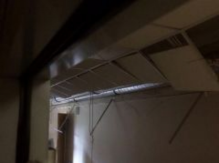 Pumpuru vidusskolā iebrūk griesti; cietušo nav