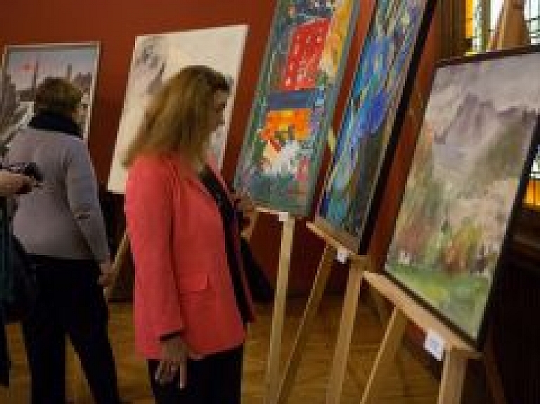 Saeimā atklāta Jūrmalas mākslinieku gleznu izstāde