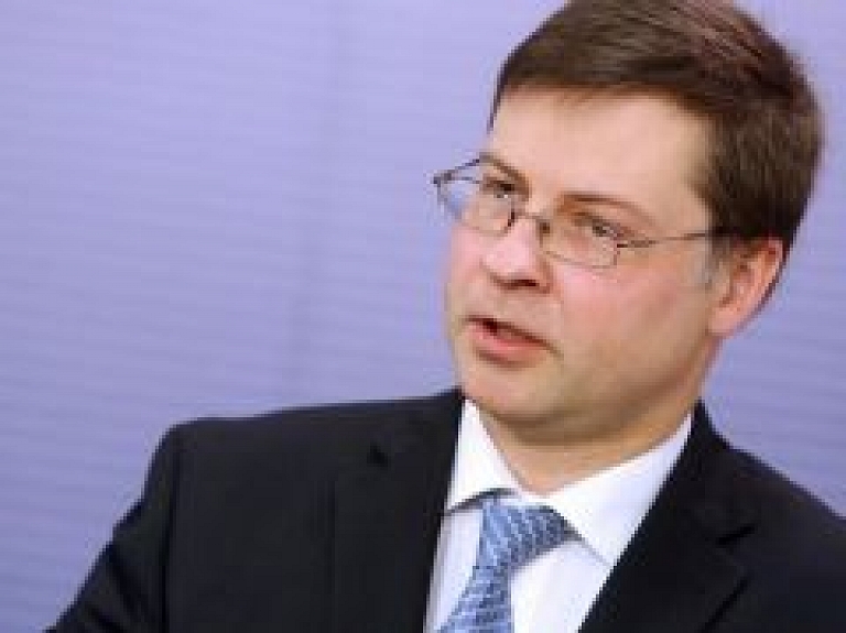 Junkers nosauc EK portfeļu sadalījumu; Dombrovskim - viceprezidenta amats