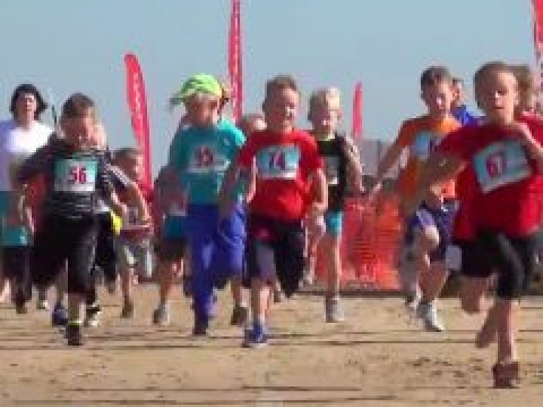 Aizvadīts gadskārtējais Vecāķu pludmales skrējiens