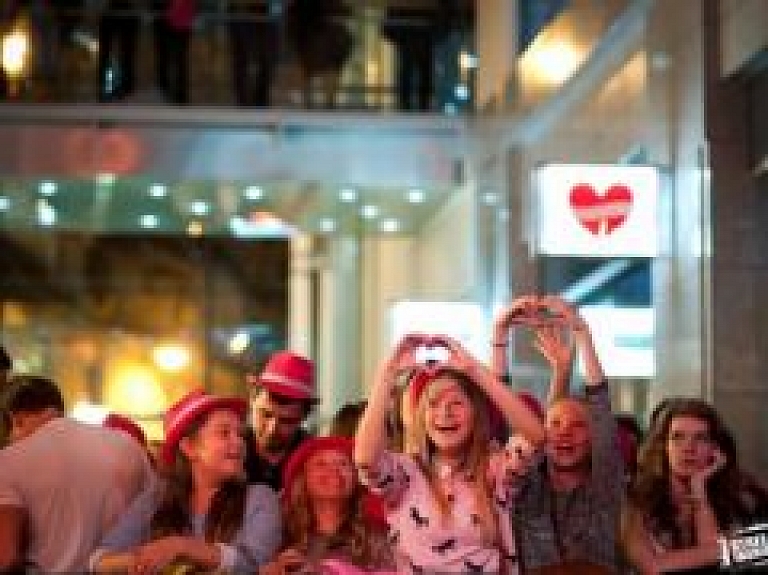 Jaunieši Zinību dienu atzīmējuši krāšņos "Street Fashion" svētkos