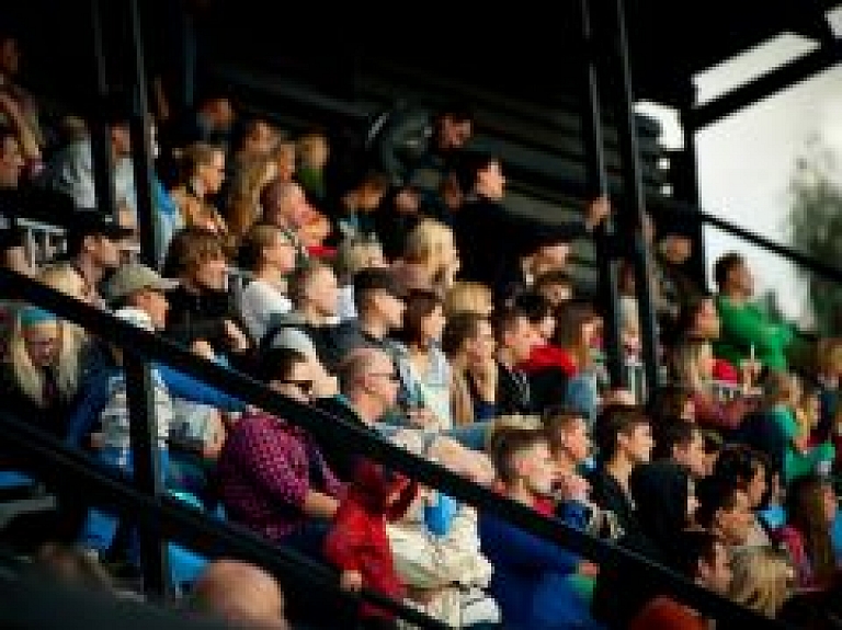 Pēc 30 gadu pārtraukuma motobola spēli apmeklē teju 1000 skatītāju