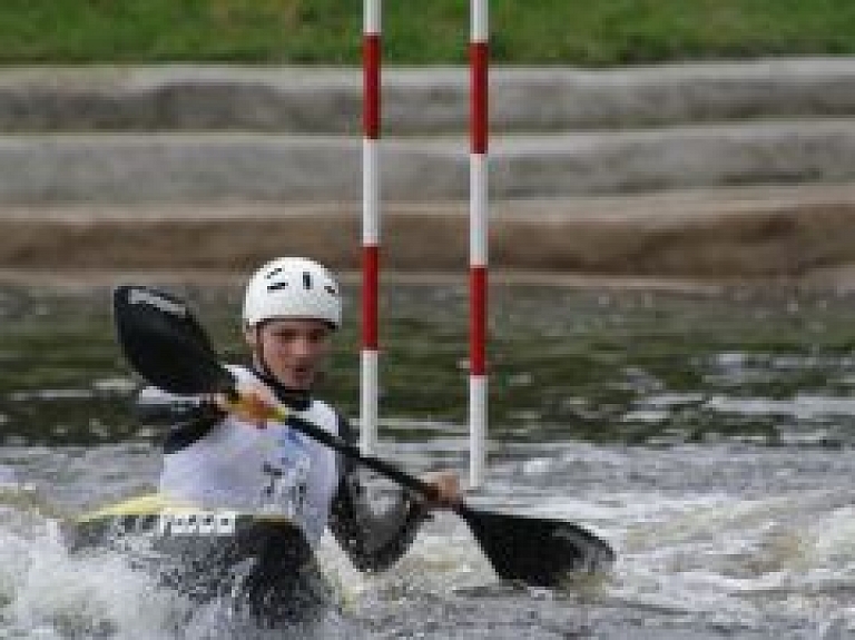 Valmierā aizvadīts atklātais Latvijas jaunatnes čempionāts airēšanas slalomā