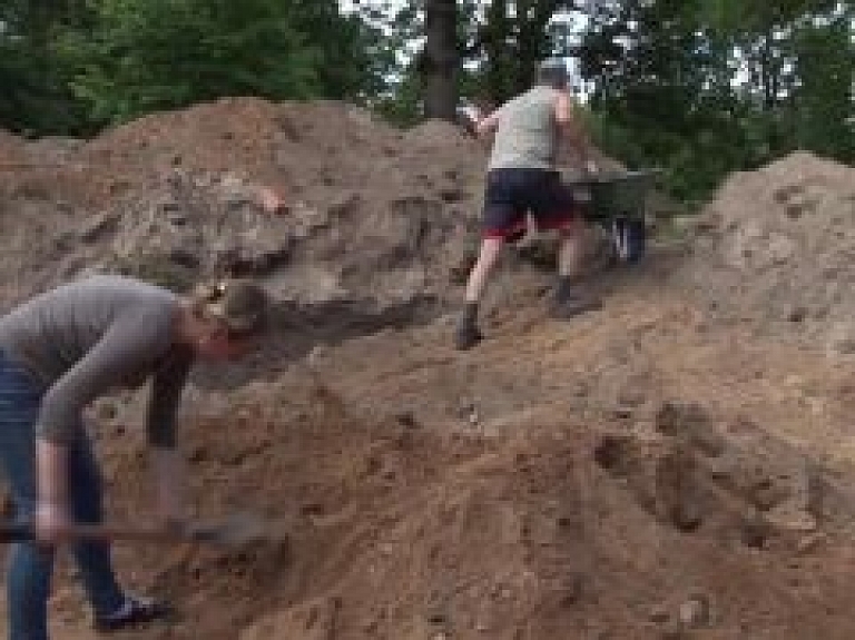 Aizputes TV: Arheologu un skolotāju lauku seminārs Kazdangā