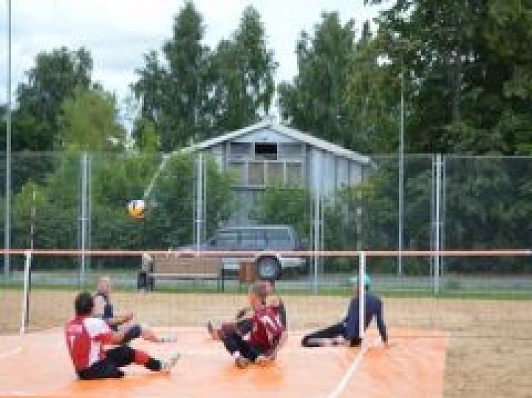 Latvijas izlase pludmales sēdvolejbolā Līvānos kļūst par čempioniem