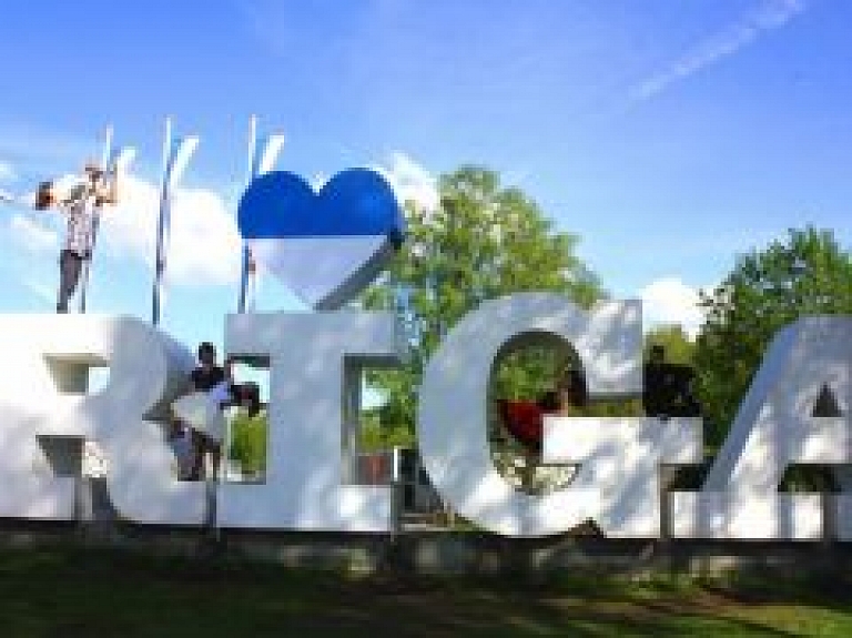 Rātsnamā aplūkojamas fotogrāfijas, kurās iedzīvotāji sevi iemūžinājuši pie uzraksta "Rīga"