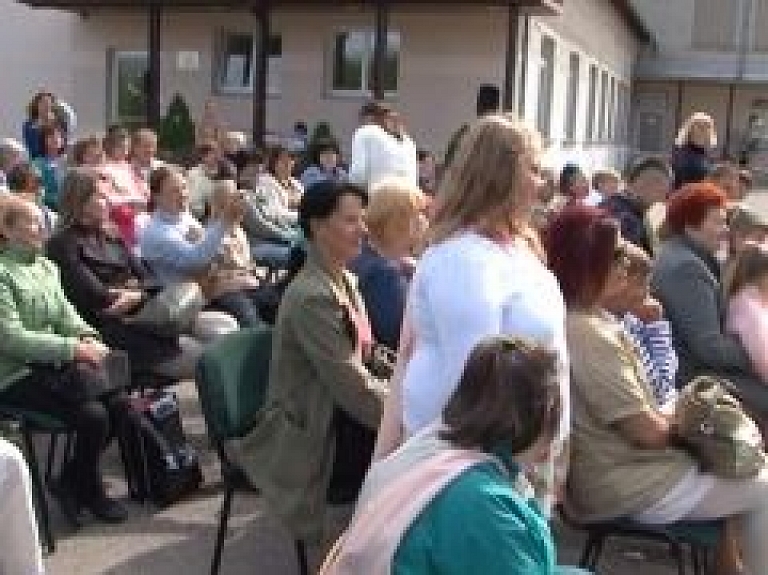 Kurzemes TV: Ventspils atbalsta centrs "Cimdiņš" palīdz bērniem būt pastāvīgiem