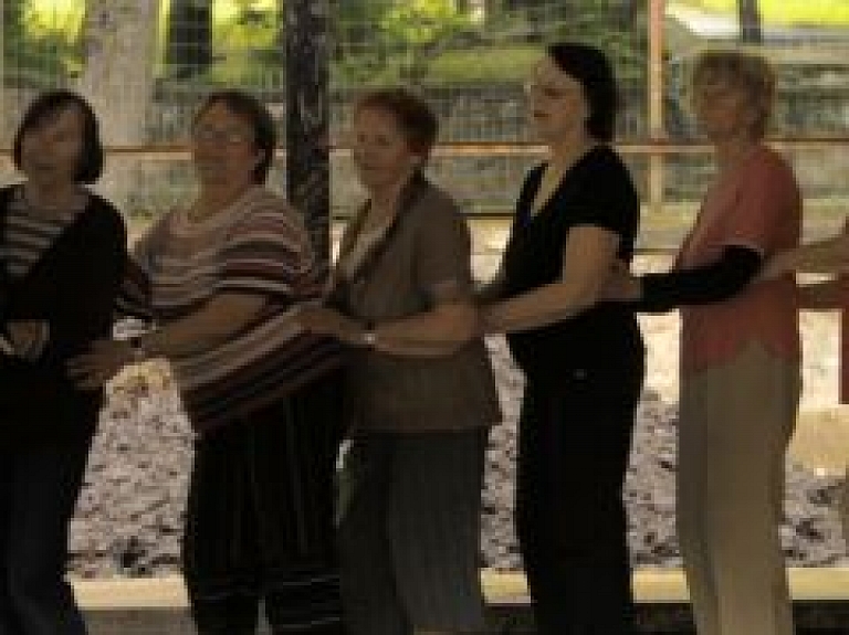 Seniorus aicina uz bezmaksas vingrošanas nodarbībām Grīziņkalnā