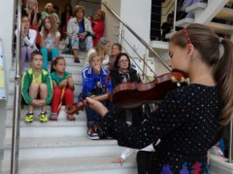 Spītējot laikapstākļiem, Valmieras Mūzikas skolā bauda vasaras koncertu