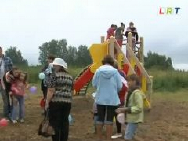 Zaļesjes pagastā atklāts jauns sporta un rotaļlaukums bērniem (video)