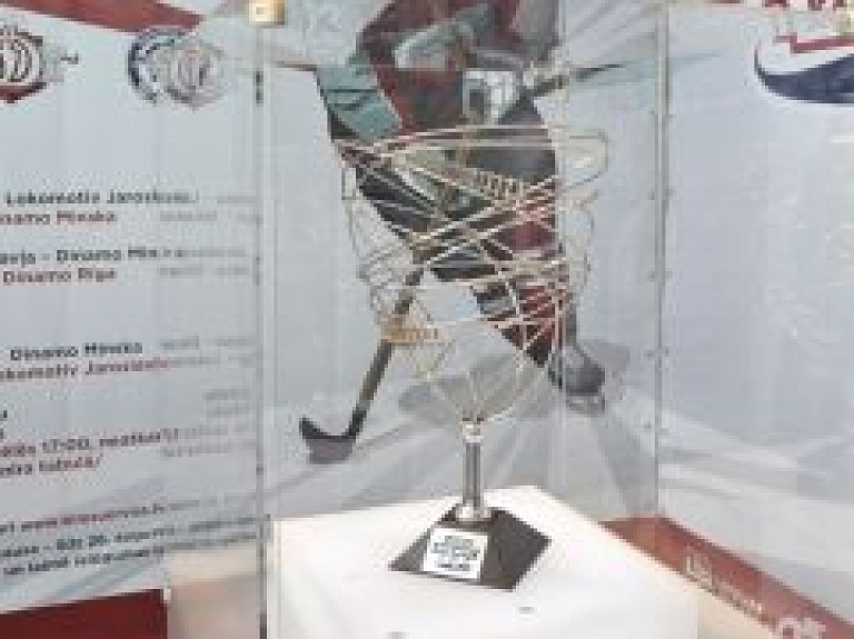 Centrālajā stacijā apskatāma "Latvijas dzelzceļa" hokeja turnīra čempionu kauss