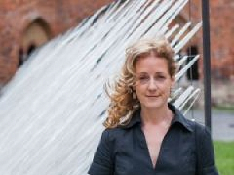 Rīgas Doma dārza mākslas galerijā izstādīti Lauras Feldbergas "Spārni"