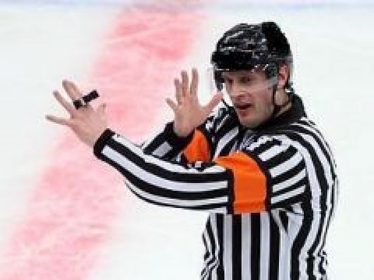 Tikšanās Valmierā ar KHL labāko hokeja tiesnesi Eduardu Odiņu