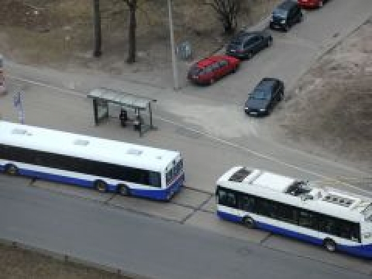 Rīgas svētku laikā sabiedrisko transportu un autostāvvietas varēs izmantot bez maksas