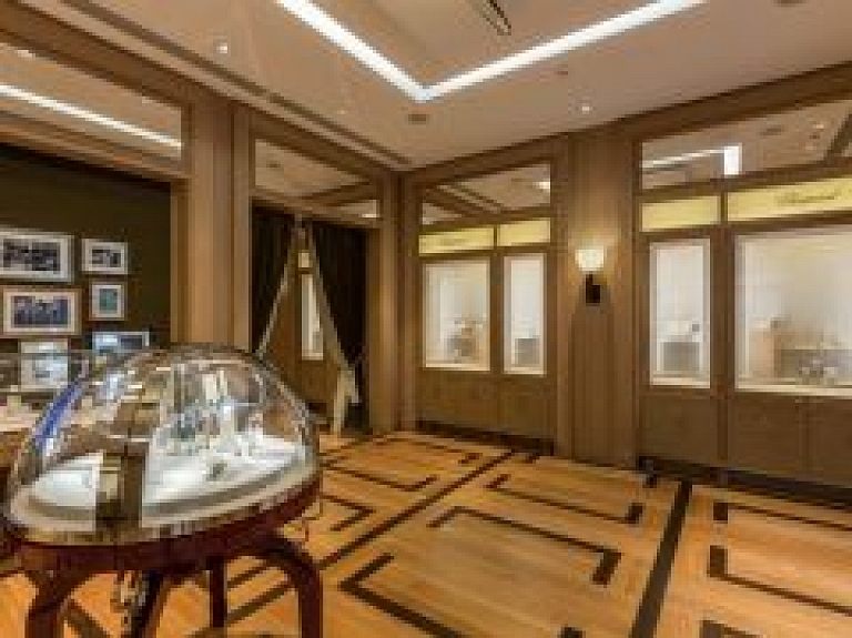 Rīgā atklāts luksusa juvelierizstrādājumu "Chopard Grand Boutique"