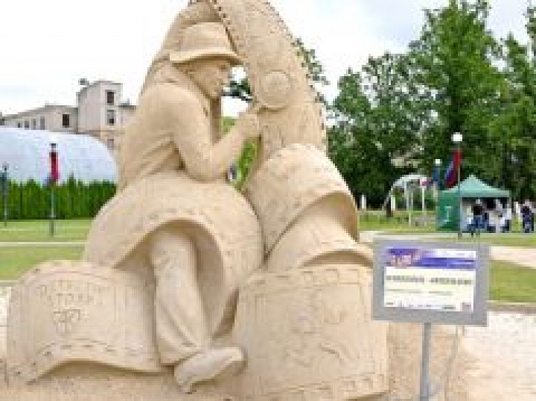 Smilšu skulptūras Uzvaras parkā apskatāmas bez maksas