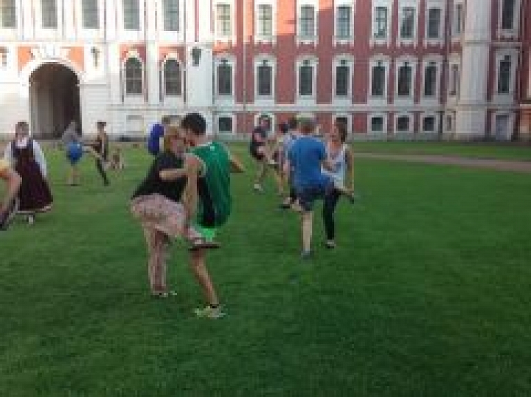 "Kalve" Studentu foruma dalībniekiem pilī māca "Krakovjaku"