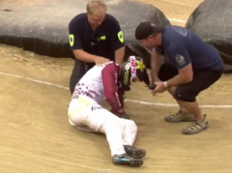 BMX čempionātā Štrombergs plīsušas riepas dēļ piedzīvo kritienu