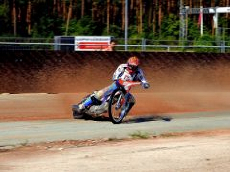 Biķerniekos atkal rūc spīdveja motocikli