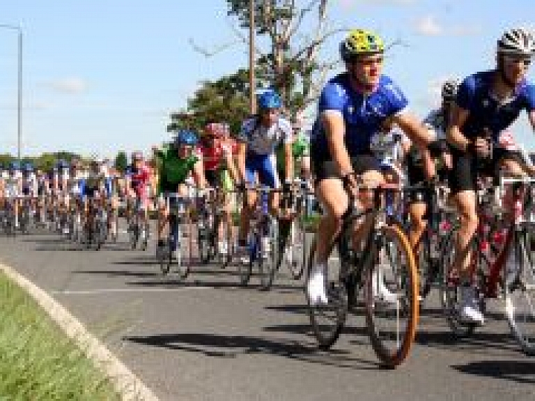 Smukuļa komandas biedrs triumfē "Tour de France" posmā