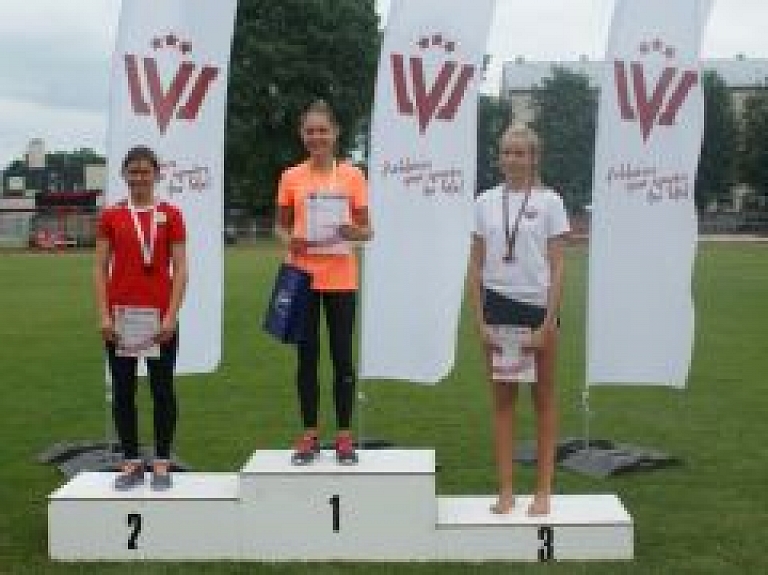 Limbažniece labojusi Latvijas rekordu 400m skrējienā U-16 grupā