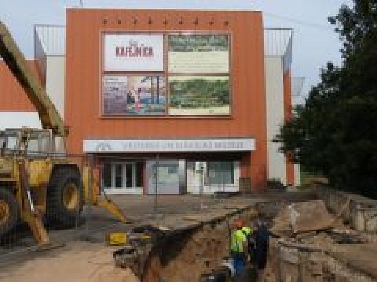 Neskatoties uz darbiem ārpusē, muzejs gaida apmeklētājus