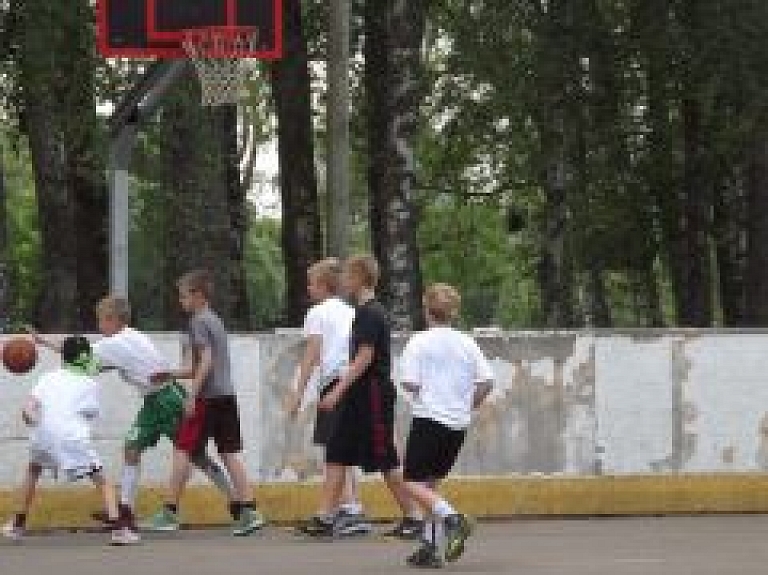 Bērni un jaunieši aicināti pieteikties basketbola nometnei Alojā