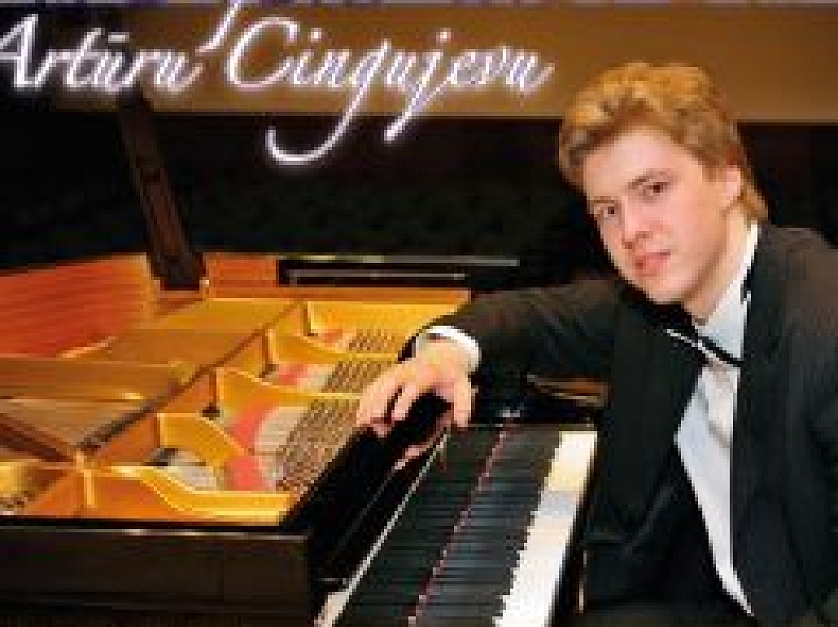 Ungurmuižas parkā uzstāsies pianists Artūrs Cingujevs