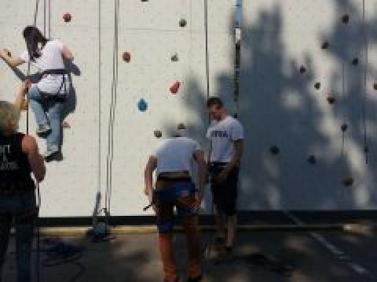 Rīgā sācies Latvijas atklātais sporta klinšu kāpšanas čempionāts