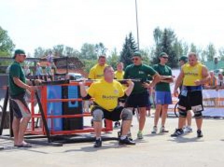 Valmierā sacenšas Latvijas spēcīgākie vīri