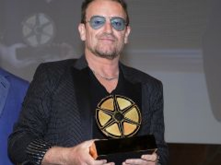 "U2" līderis Bono saņem "Cannes Lions" īpašo balvu par devumu cilvēcei