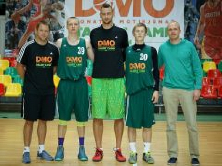 "BK Valmiera" treneris un spēlētāji sekmīgi noslēdz dalību Motiejūna nometnē