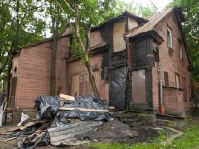 Ēkas Hospitāļu 55 un Kadiķu 5a ir kļuvušas par bīstamiem graustiem