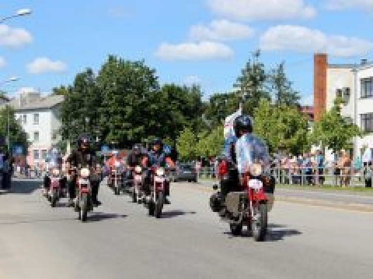 Ar motoru rūkoņu un krāšņu parādi Valmierā notiek festivāls "Retro Jawa 2014"