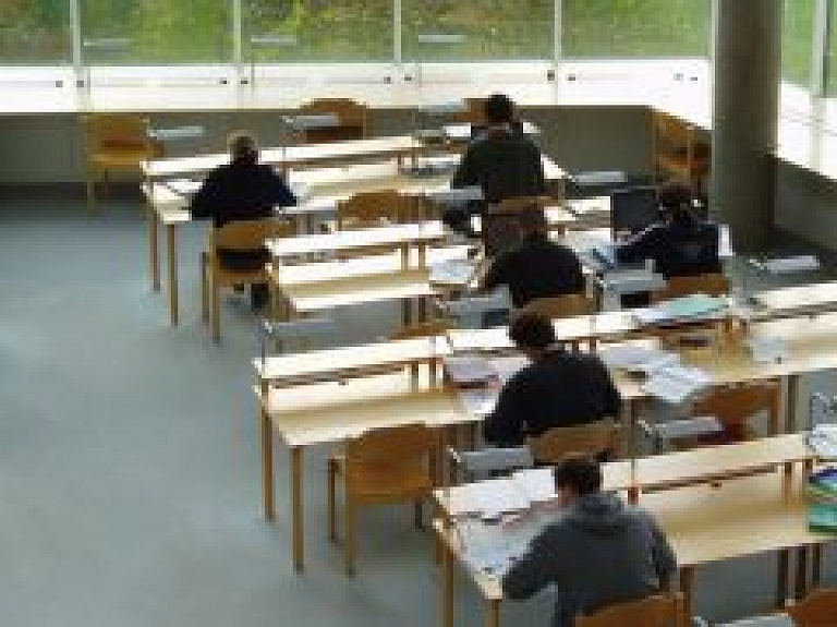 Biedrība: jaunieši neapmierināti ar studiju kvalitāti, tomēr izvēlas studēt Latvijā