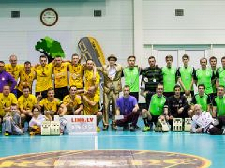 Kocēnu novada čempionātā florbolā uzvar "Kocēni"