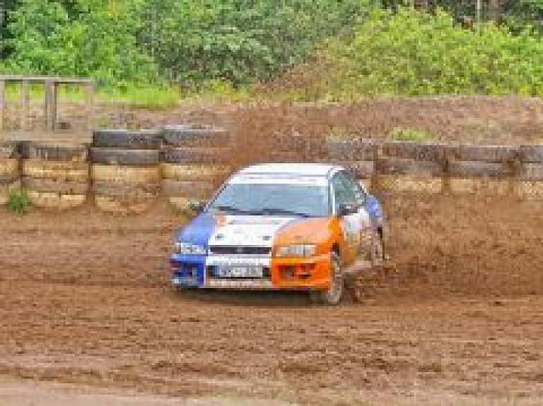 Aizvadīts rallija supersprints Smiltenē