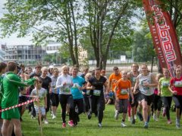 Aicina pieteikties skriešanas seriāla "Izskrienam Rīgu!" 2.posmam