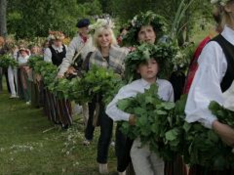 Turaidā notiks Jāņu ielīgošana un Spēka vijas darināšana