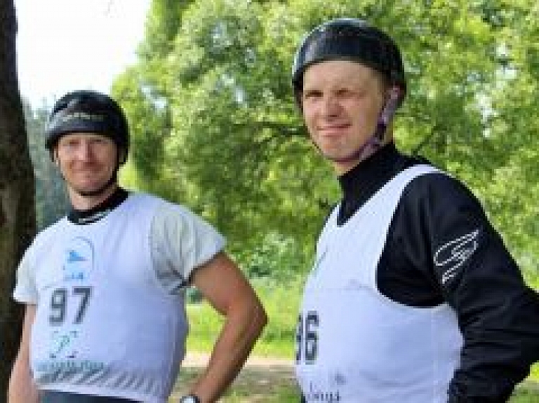 "Krācēs" notiek Latvijas čempionāts airēšanas slalomā