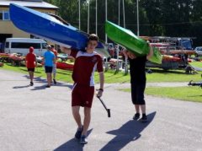 Limbažu Lielezerā veiksmīgi aizvadītas sacensības "Sudraba airi"