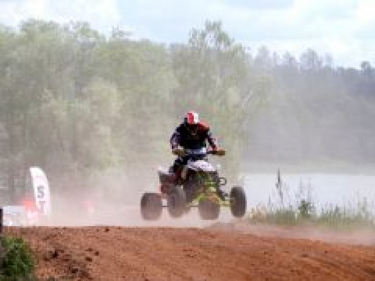 Limbažu Lielezera mototrasē tiek aizvadītas sacensības