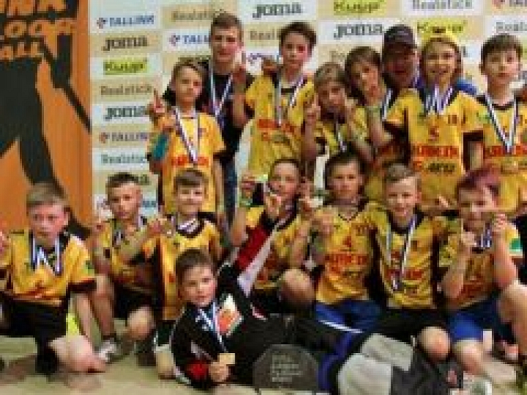 "Rubene 2003" izcīna 1.vietu Tallink bērnu un jauniešu florbola turnīrā