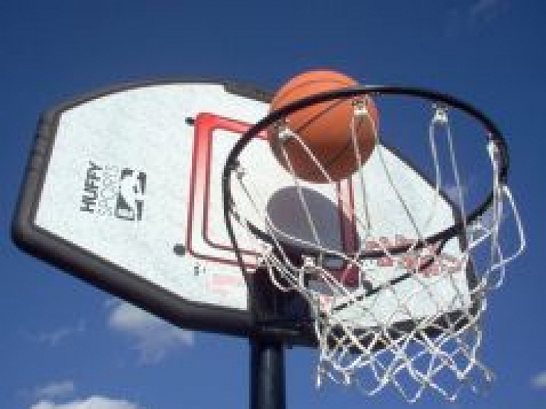 Aicina iesaistīties aktivitātēs Rīgas skolu sporta laukumos