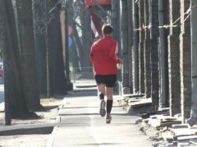 Aicina pieteikties skriešanas seriālam "Izskrienam Rīgu!"