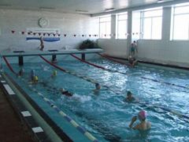 Peldētāji kāpj uz goda pjedestāla Rēzeknē