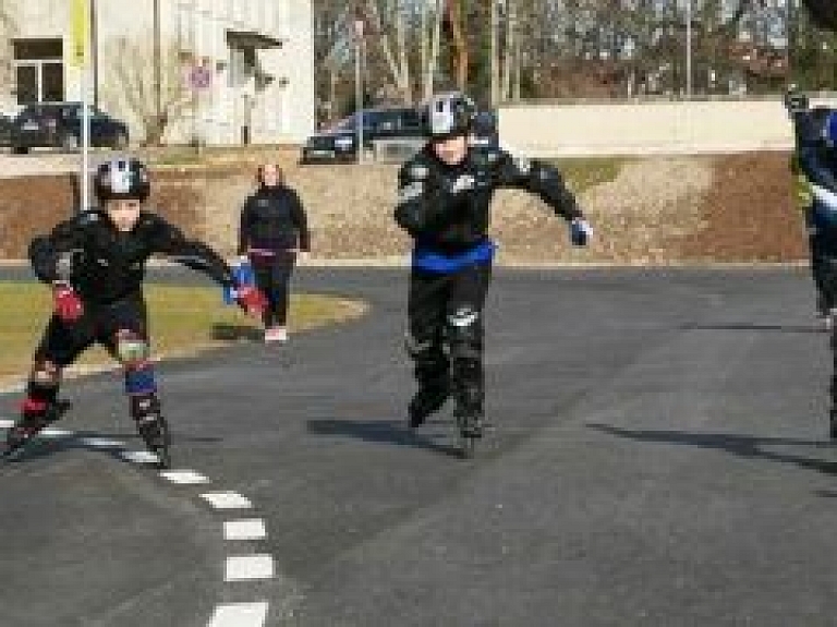 Bērnus aicina piedalīties skrituļošanas un skrejriteņu sacensībās